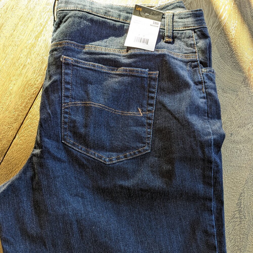Lee Womens Relaxed Fit Mid Rise Lagoon Dark Wash Blue Denim Jean Shorts, Size 18